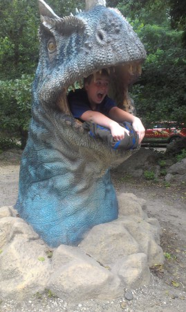 A ďalší útok figuríny dinosaura na našich spolužiakov!!!